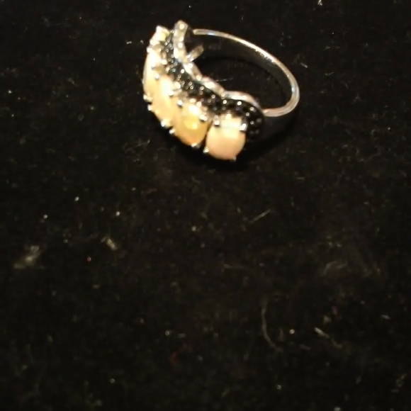 NWOT BEAUTIFUL SIZE 7 RING - Picture 5 of 8